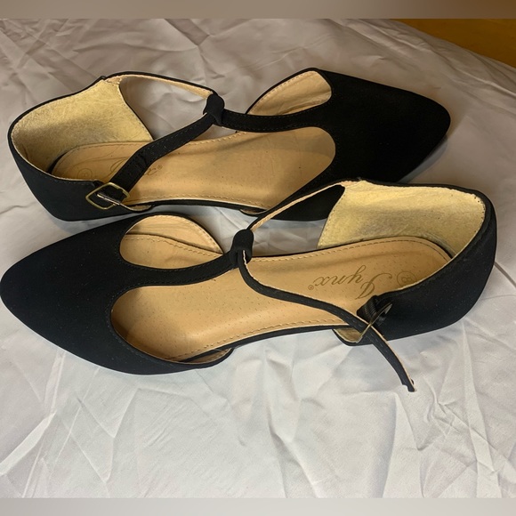 T-strap flat shoe - Picture 3 of 3